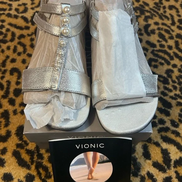 NIB VIONIC Mikah Silver Metallic Leather Sandals Size 7 - Picture 7 of 10